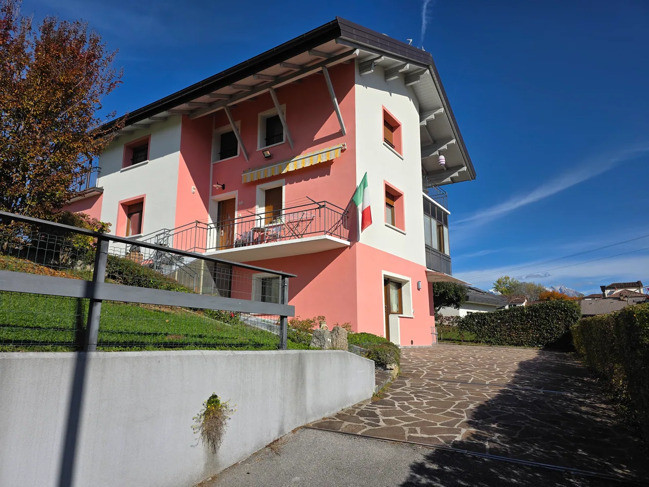 Vista dell’edificio che ospita dal Capo. La locazione turistica comprende soltanto l’appartamento al piano terra; balconi e piani superiori non fanno parte dell’alloggio.